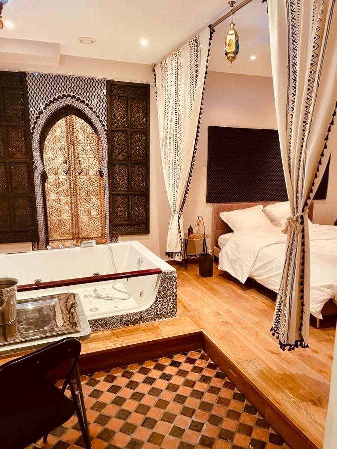 Jacuzzi Love Room Париж Екстериор снимка