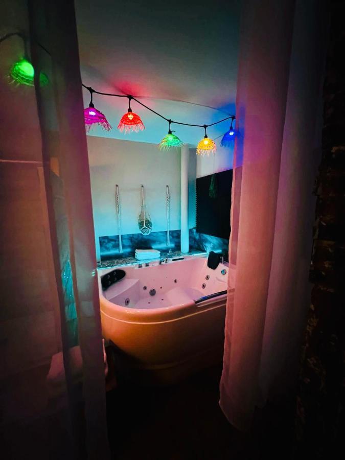 Jacuzzi Love Room Париж Екстериор снимка